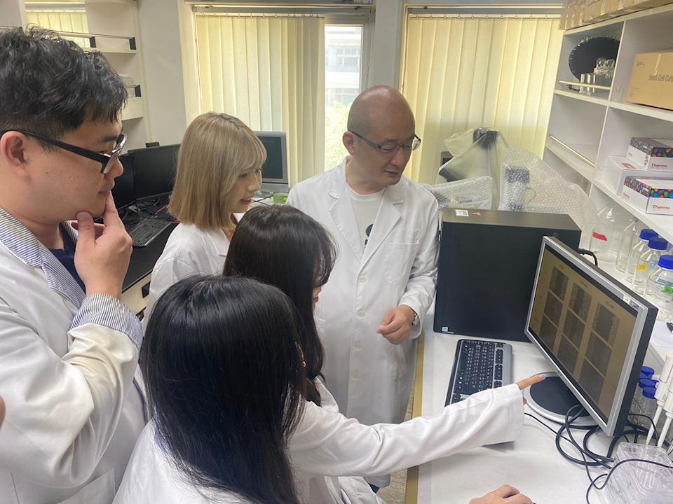 蘇立仁副教授於實驗室指導學生討論實驗資料